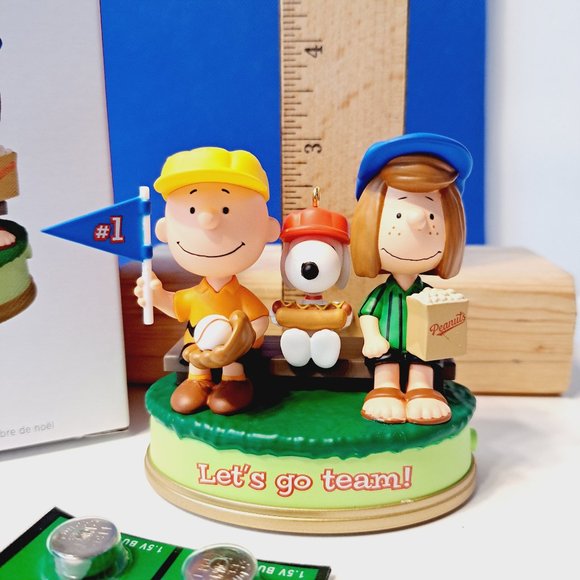 Christmas The Peanuts Gang, Batter Up! Musical Hallmark Ornament - Picture 8 of 8